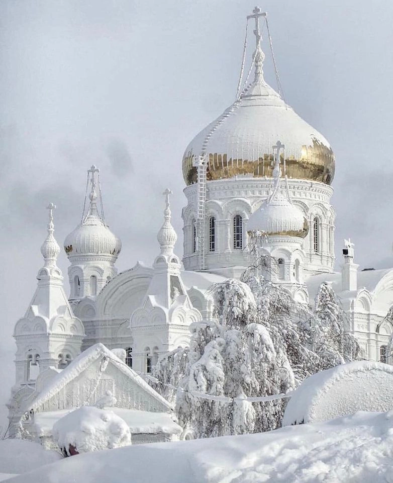 Храм в Белое весь в белом.