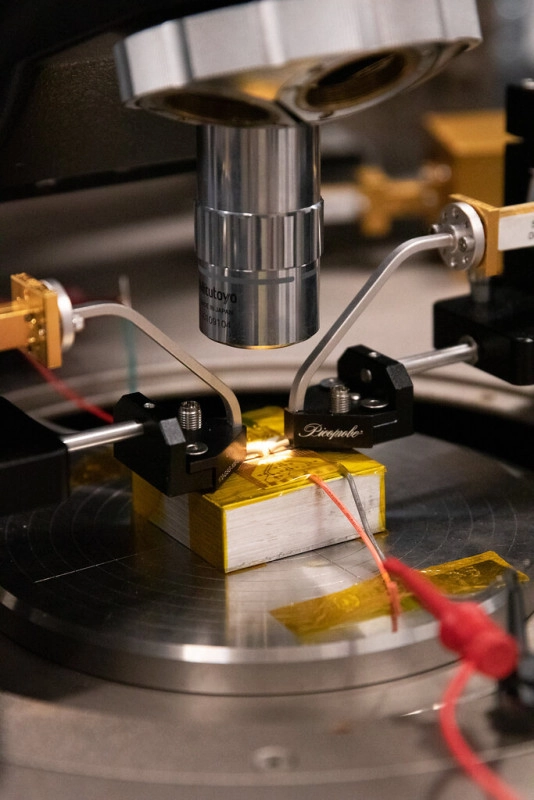 Ученые переносят квантовую оптику на чип, открывая путь к масштабируемым квантовым компьютерам